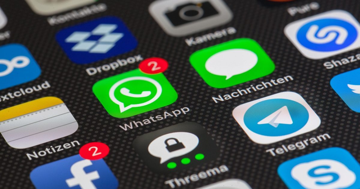 51大赛 App 主界面在手机屏幕上的整体呈现，暖米色背景配石墨灰边框，画面中央是赛程列表与倒计时卡片，桌面散落旧票根与铅笔，复古怀旧氛围